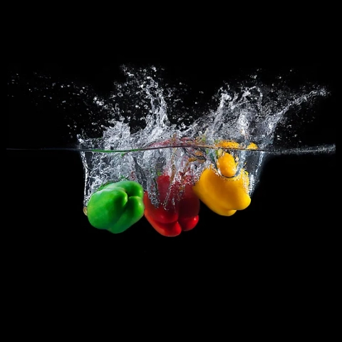 how to photograph falling objects in water 06
