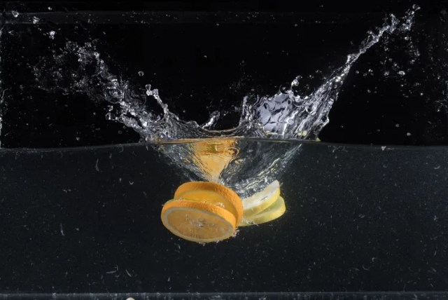 how to photograph falling objects in water 09
