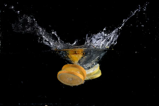 how to photograph falling objects in water 11